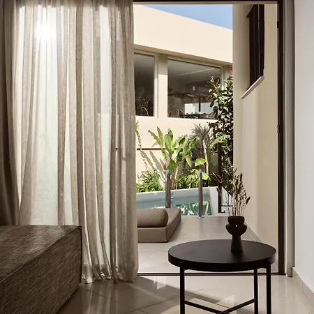 Admiral De Luxe Hotel 2*