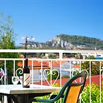 Admiral De Luxe Hotel